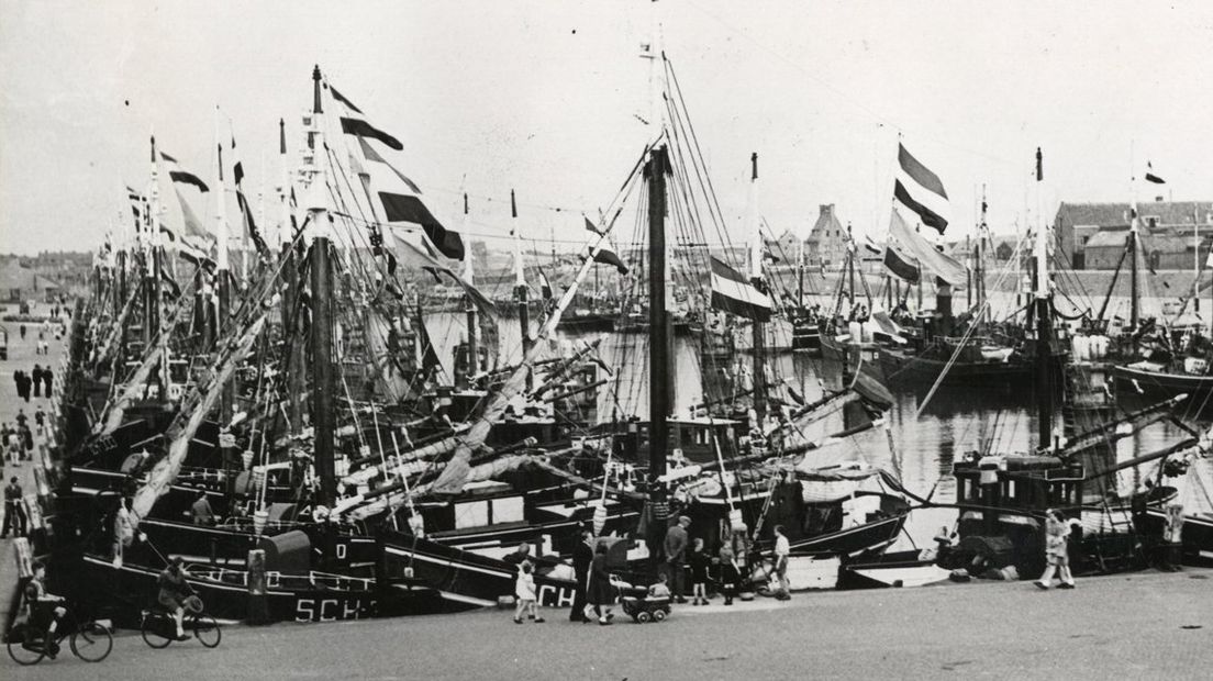 Haringvloot versierd met vlaggetjes in de haven (1947)