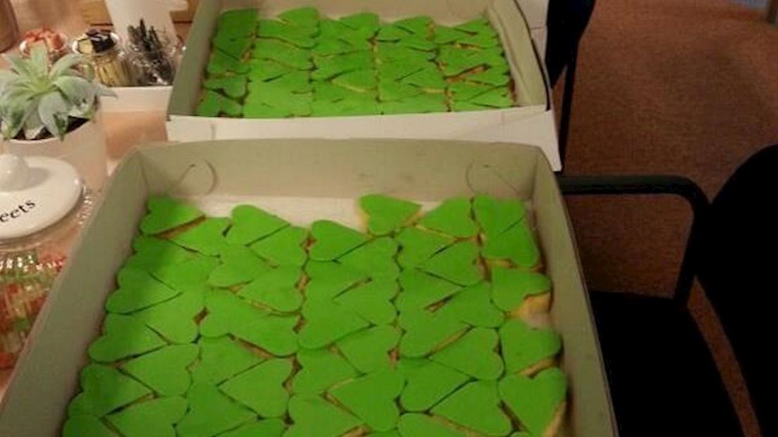 GroenLinks Hellendoorn voert campagne met gebakjes.