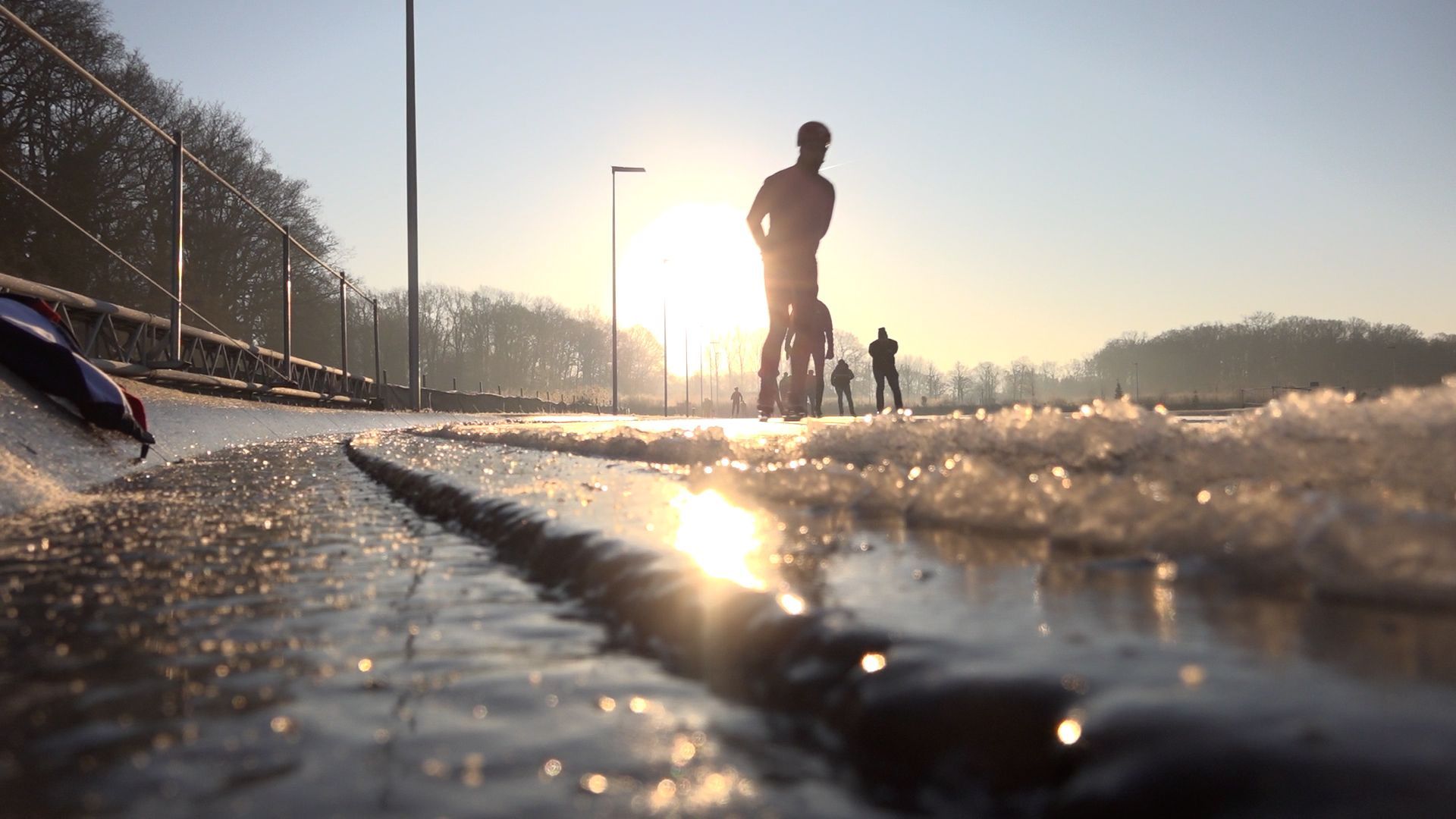 Prachtig winterweer om de schaatsen onder te binden in Winterswijk.