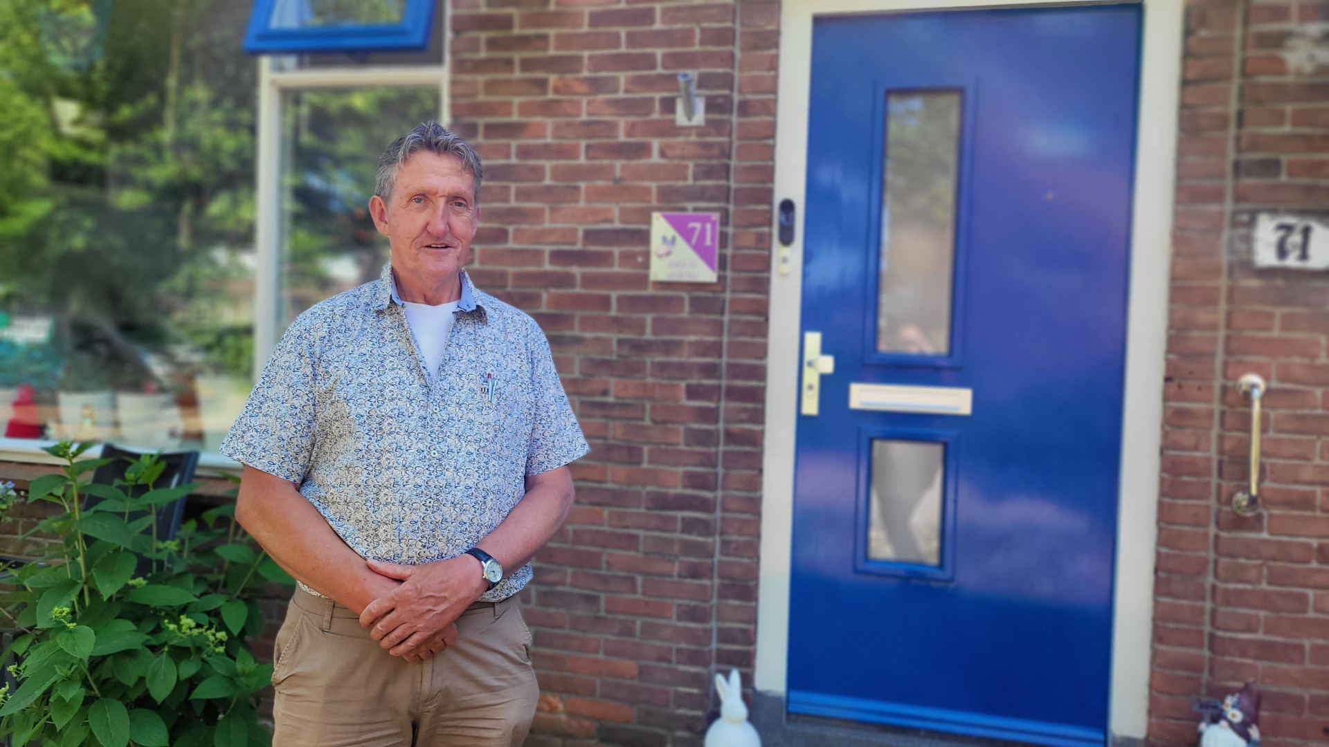 Sjaak van der Meer voor de deur van zijn tijdelijke woning