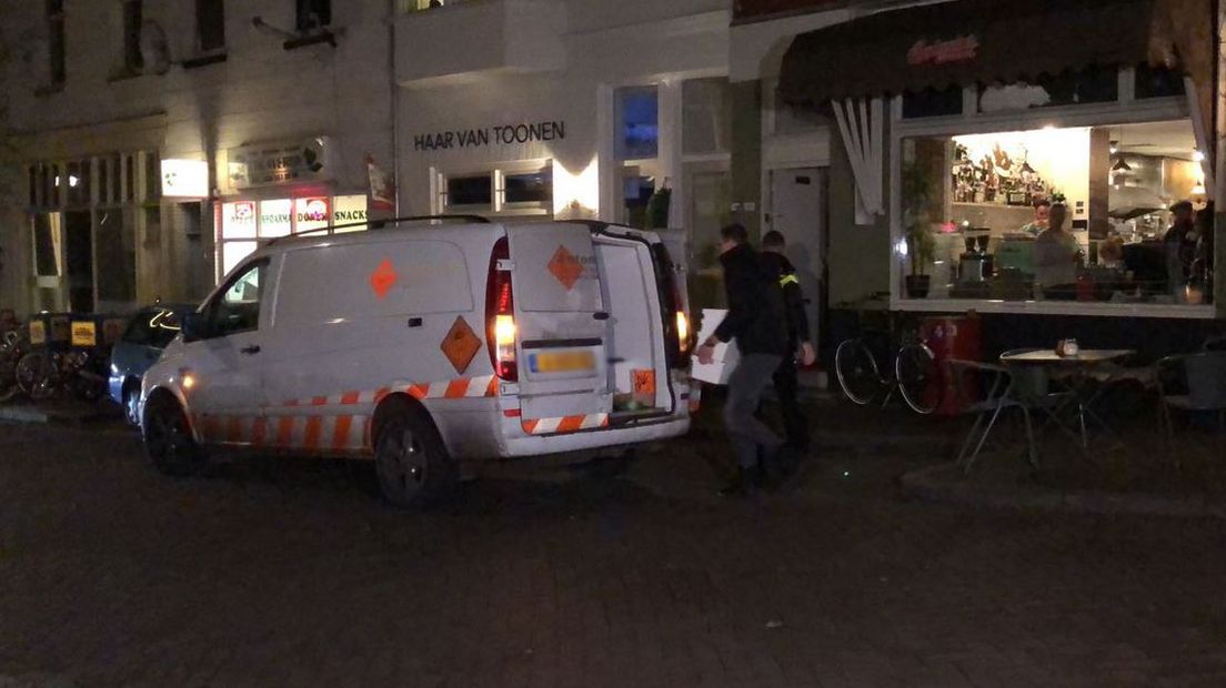 De politie is woensdag in een woning boven restaurant Sugar Hill aan de Klarendalseweg in Arnhem gestuit op een grote partij vuurwerk. De hulpdiensten schaalden snel op, nadat er ook een geïmproviseerde vuurwerkbom werd gevonden. De gasten in het restaurant werden na de vondst naar buiten gestuurd. De straat was enige tijd afgezet.