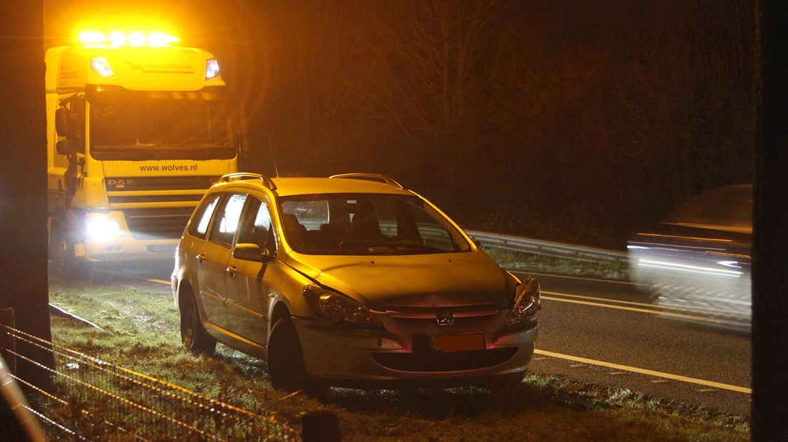 Auto in de berm langs de N36