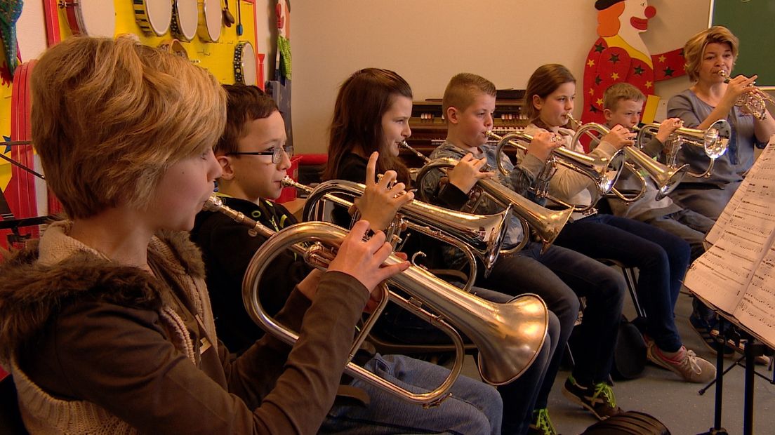 Archieffoto van de orkestklas van o.b.s. Casembroot in actie