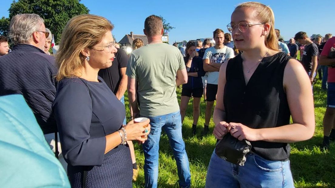 Ook Céline Blom, waarnemend burgemeester Nunspeet, is aanwezig om de boeren uit Nunspeet uit te zwaaien