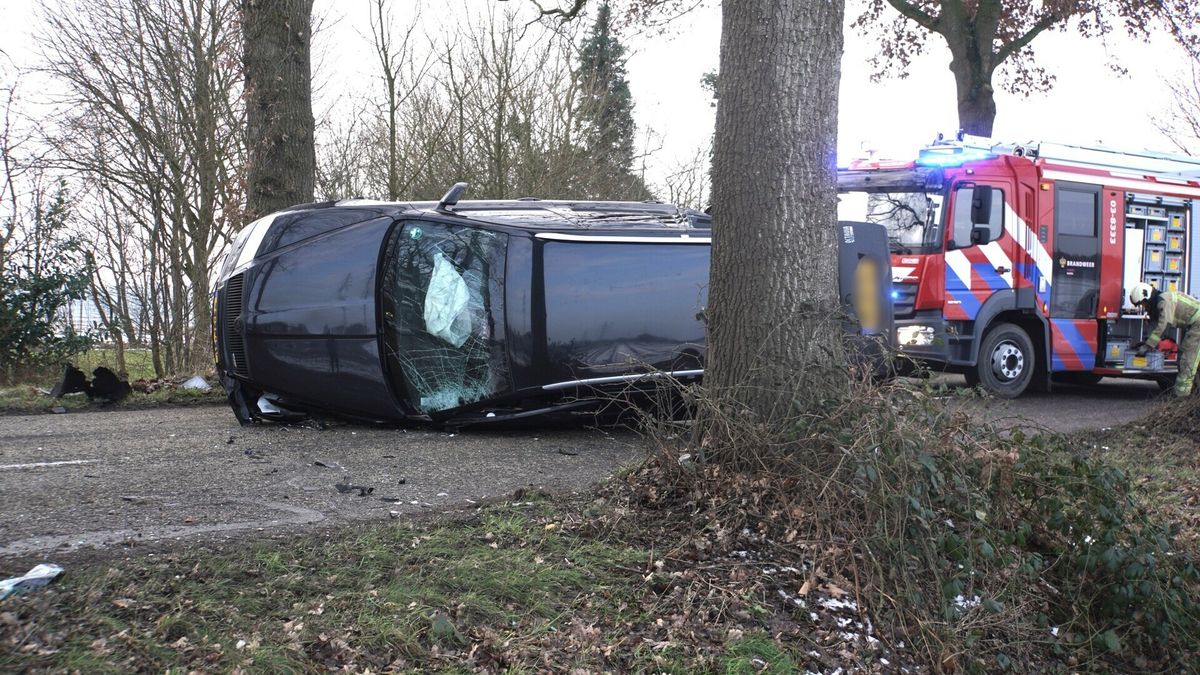 Grote schade bij botsing auto's in Hooghalen