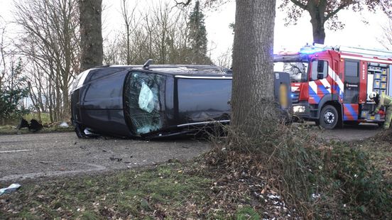 Grote schade bij botsing autos in Hooghalen. Grote schade bij botsing autos in Hooghalen.