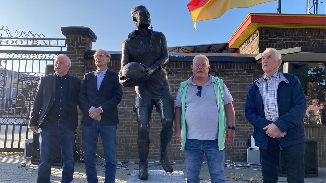 Go Ahead Eagles eert Leo Halle met standbeeld