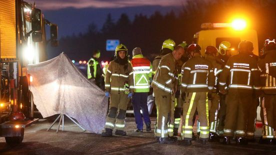 Auto botst op berger: persoon overlijdt