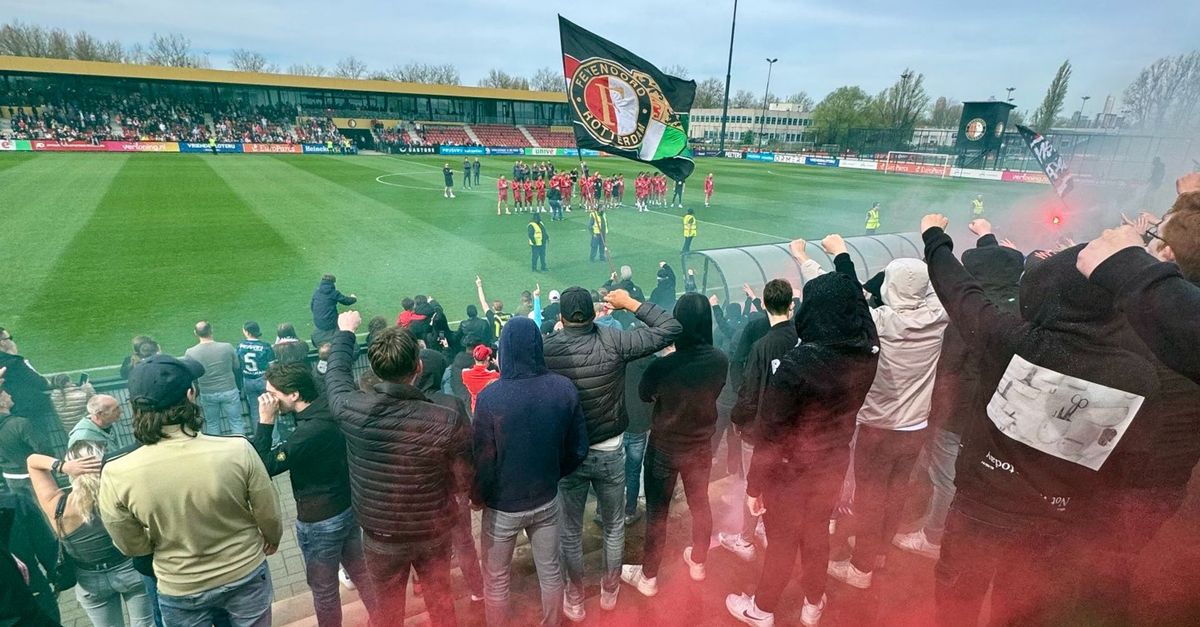 Honderden Feyenoord supporters steken vuurwerk af bij laatste training ...