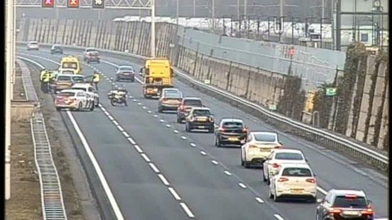 File op de A12 bij Maarn na ongeluk, rijstroken weer vrij. File op de A12 bij Maarn na ongeluk, rijstroken weer vrij.