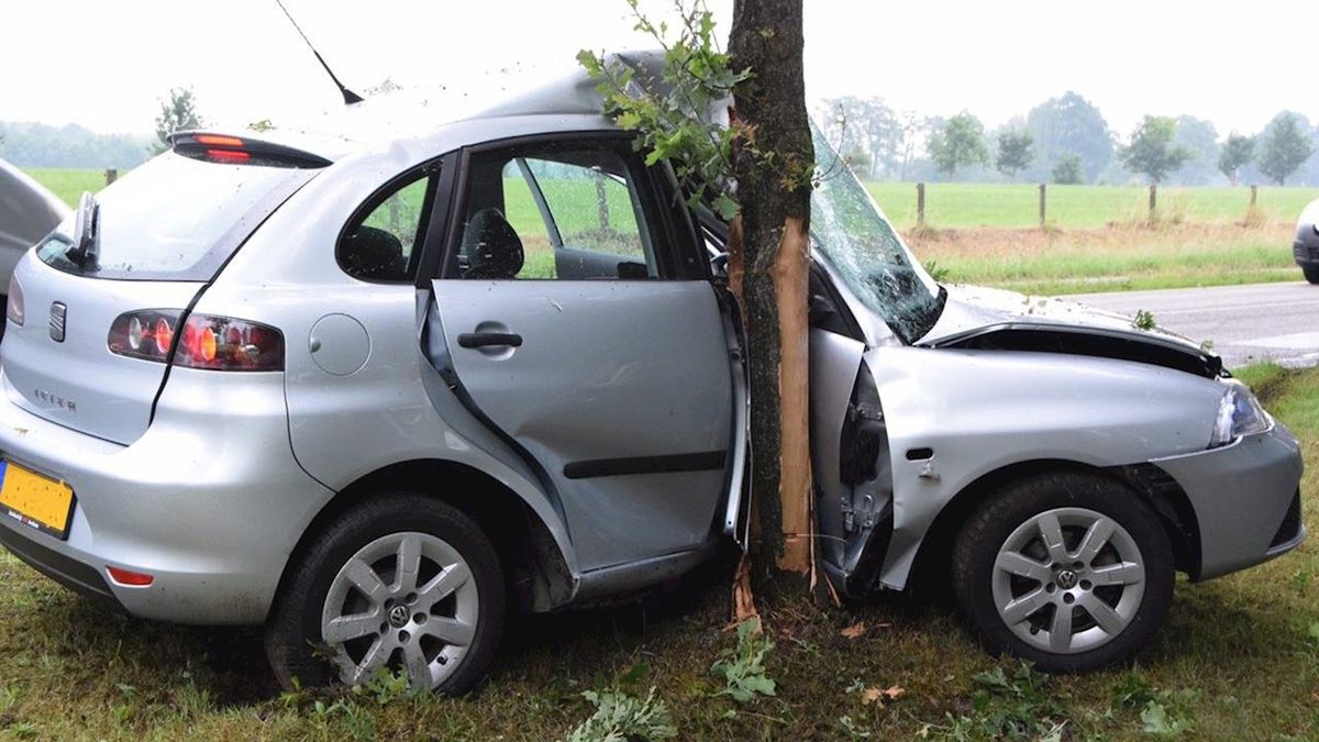 Auto botst hard op boom in Brucht, bestuurder naar ziekenhuis