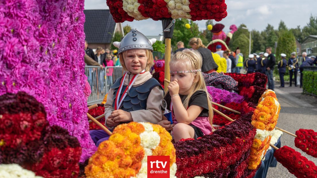 Kleurrijke praalwagens tijdens de bloemencorso's in Frederiksoord en Elim (Rechten: Kim Stellingwerf)