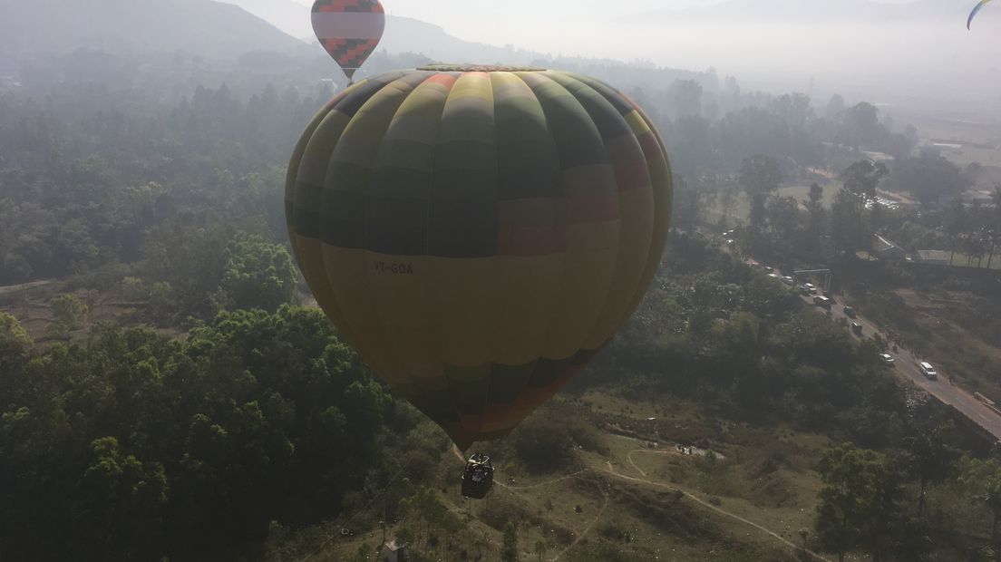 Het is de tweede keer dat het plaatsvindt: het Araku Balloon Festival, een enorme ballonfiësta in India. Teams uit heel de wereld doen mee aan de fiësta. Ook twee mannen uit Barneveld en Kootwijkerbroek reisden af richting Azië.