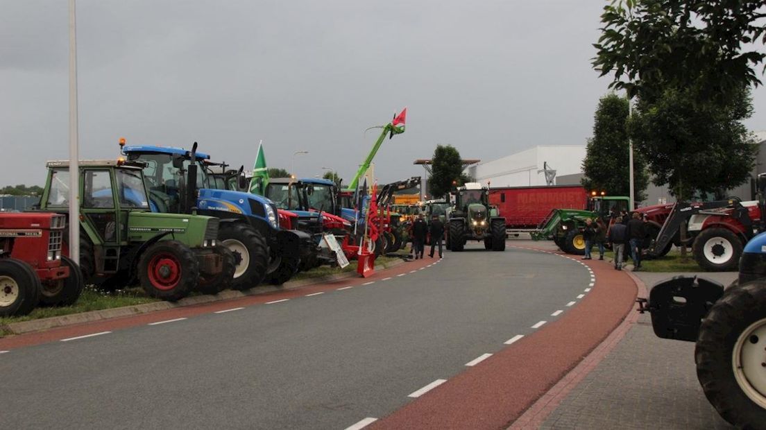 Honderden boeren voeren actie bij distributiecentrum Jumbo in Raalte