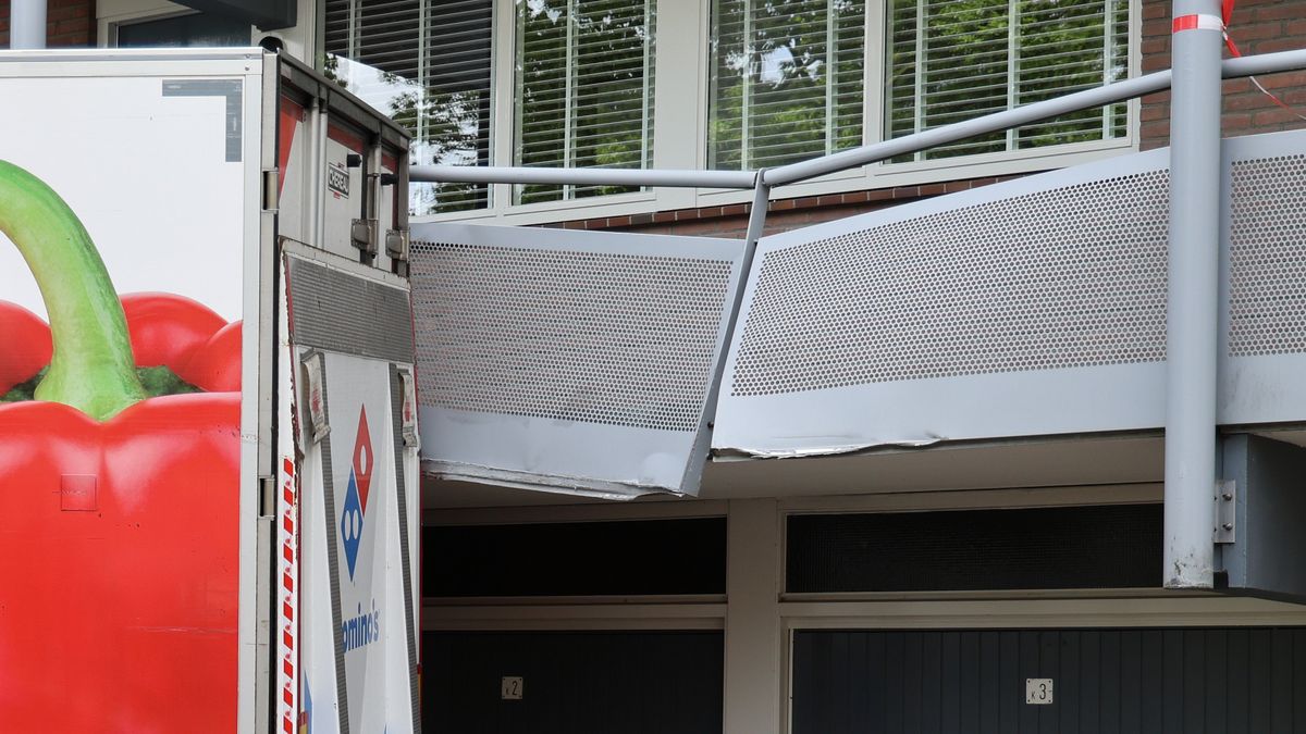Flinke klap en uren werk nadat vrachtwagen flat ramt: 'Paaltjes en struiken moesten er zelfs uit'