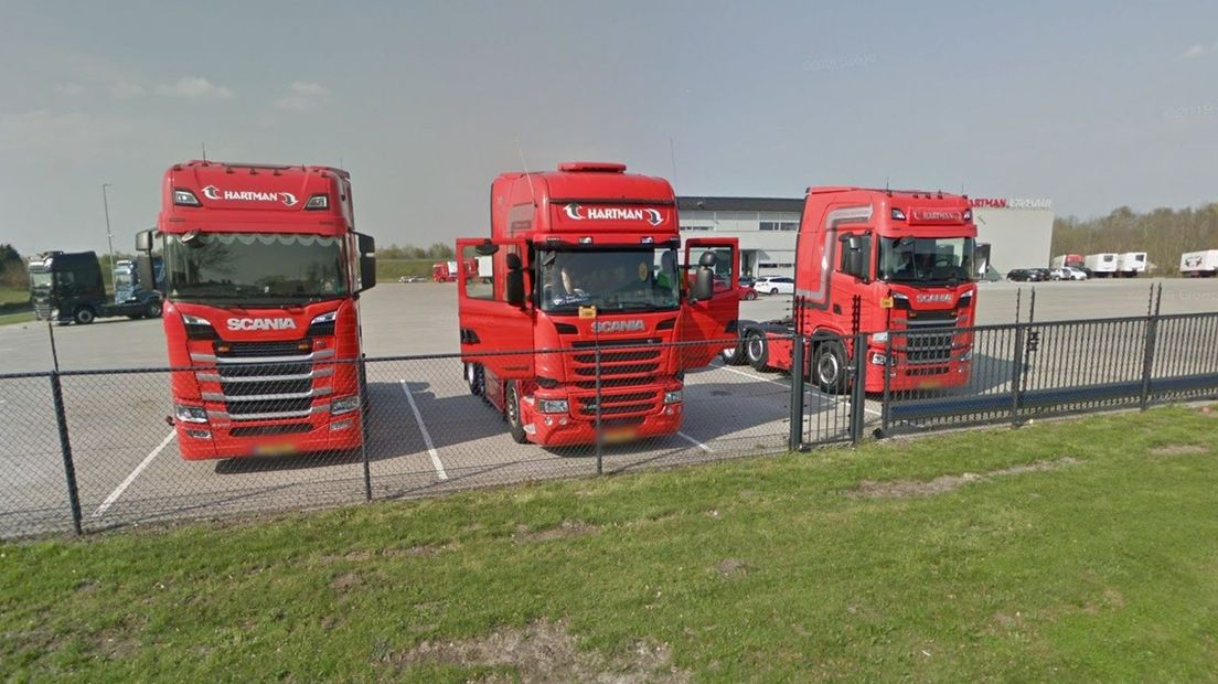 Vrachtwagens van Hartman Expeditie in Nieuw-Amsterdam (Rechten: Google Street View)