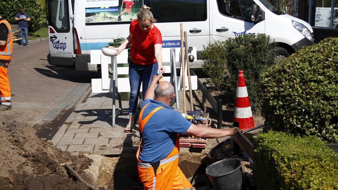 Buurtbewoonster deelt ijsjes uit