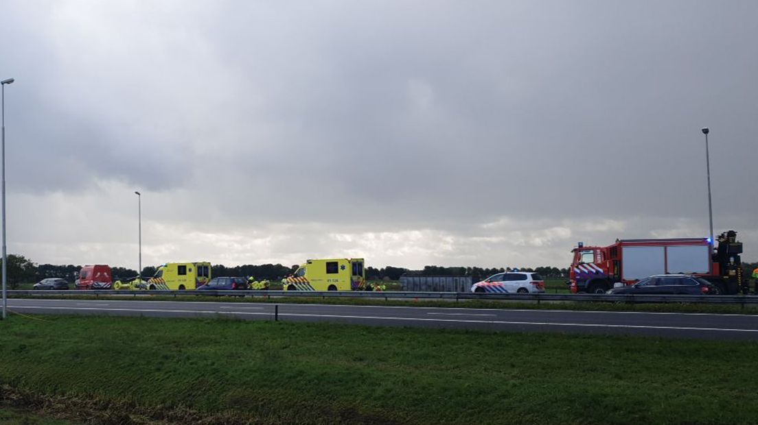 Hulpdiensten nemen poolshoogte bij het ongeval op de A7.