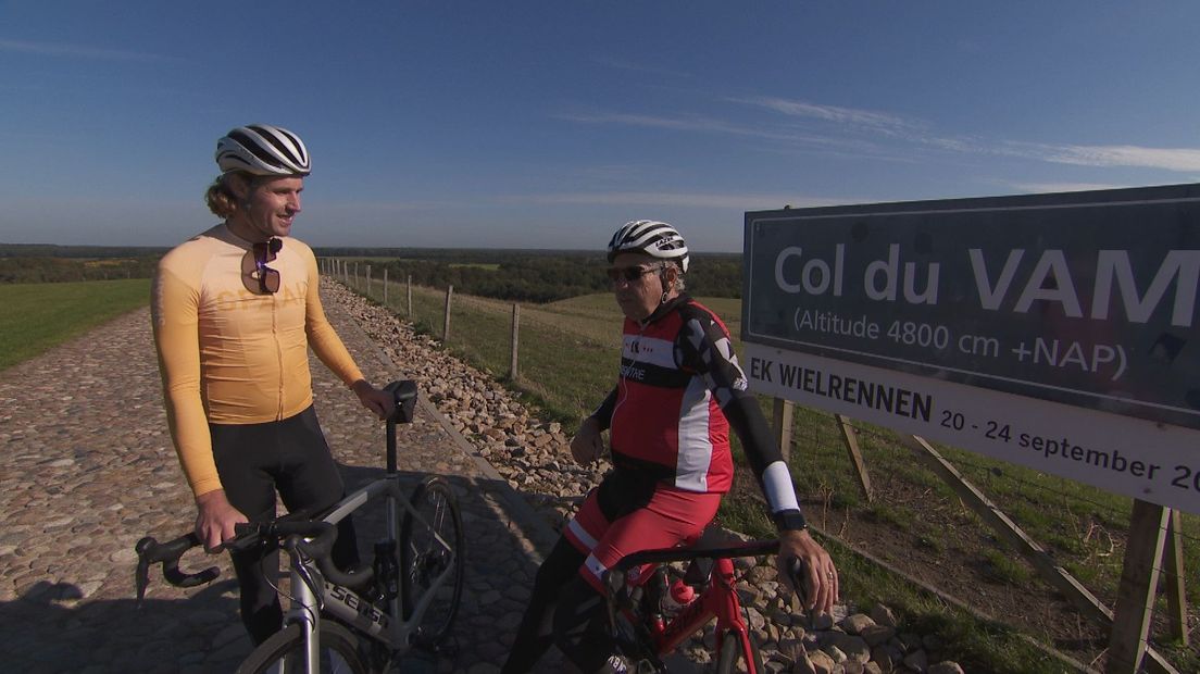 Sjaak Koote samen met wielrenmaatje Tim bovenop de Col du VAM