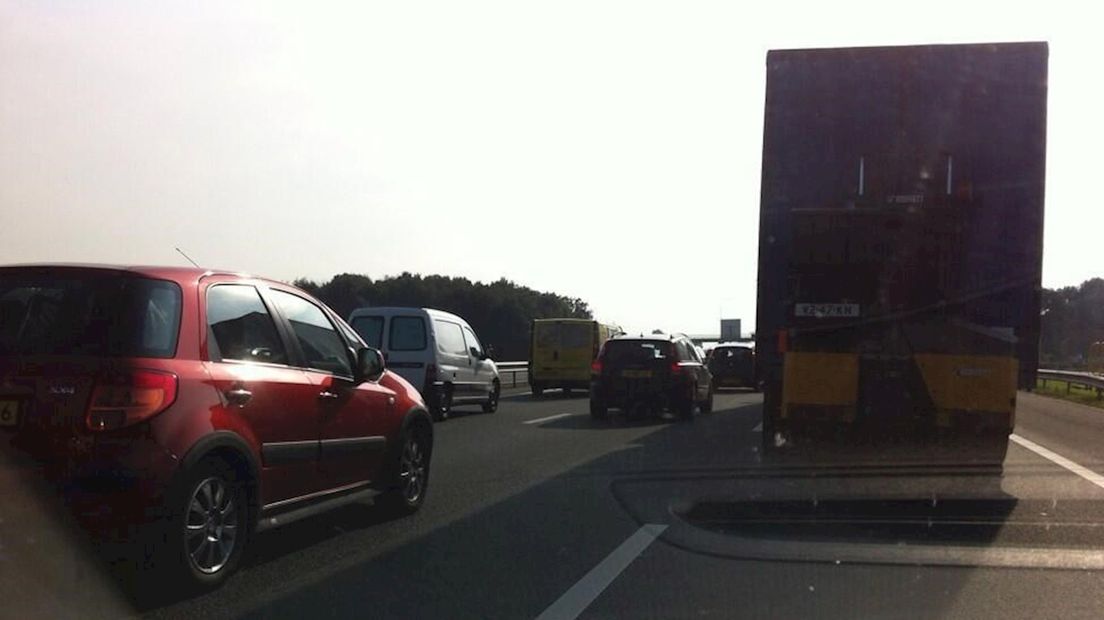 File achter de vrachtwagen op A28