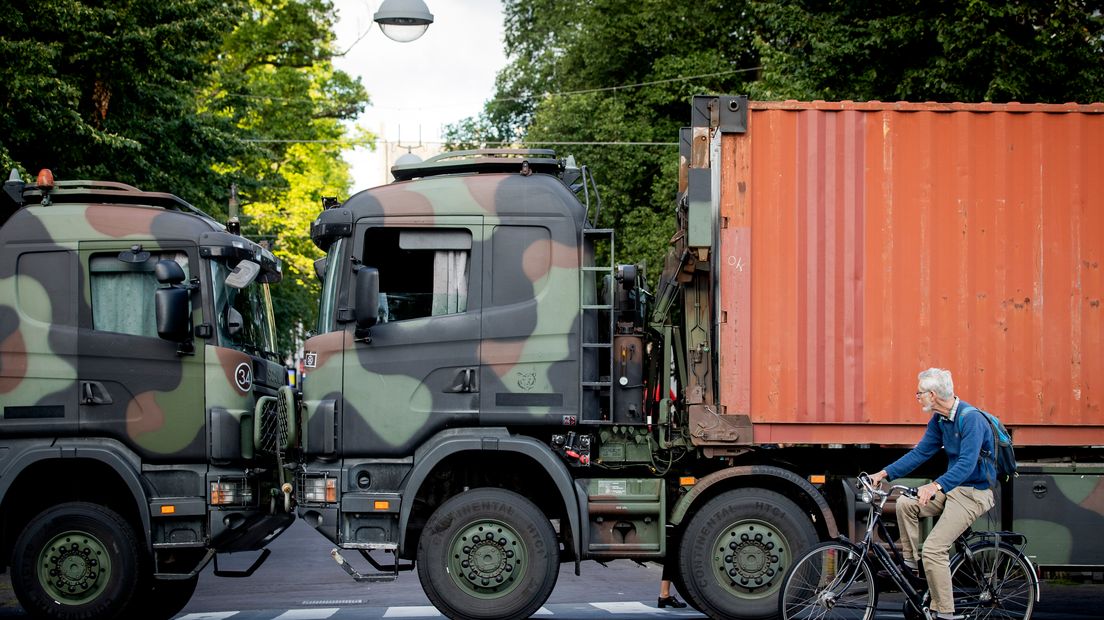 Vrachtwagens van Defensie blokkeren de toegangswegen naar het Binnenhof.