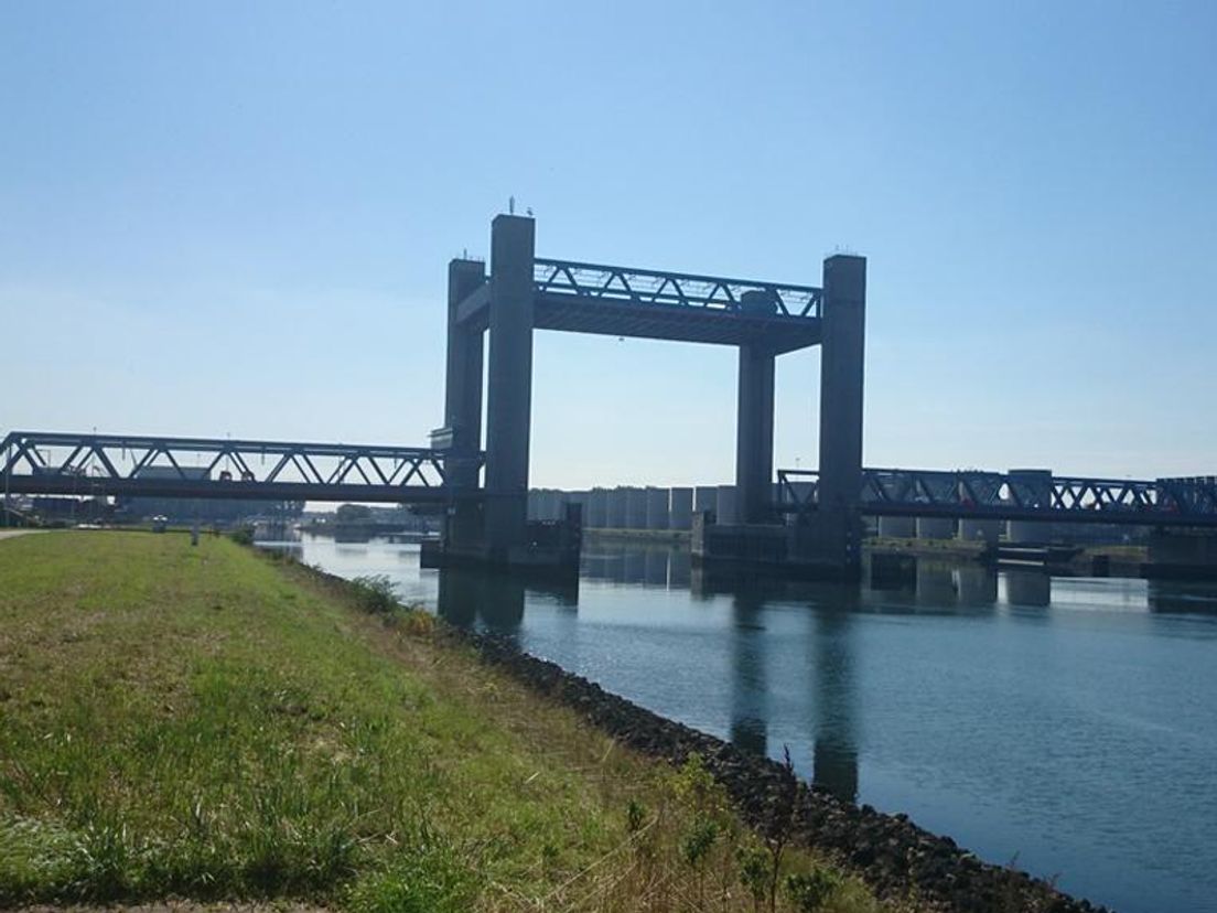 De gruwel van de Rozenburger: de geopende Calandbrug. Archieffoto