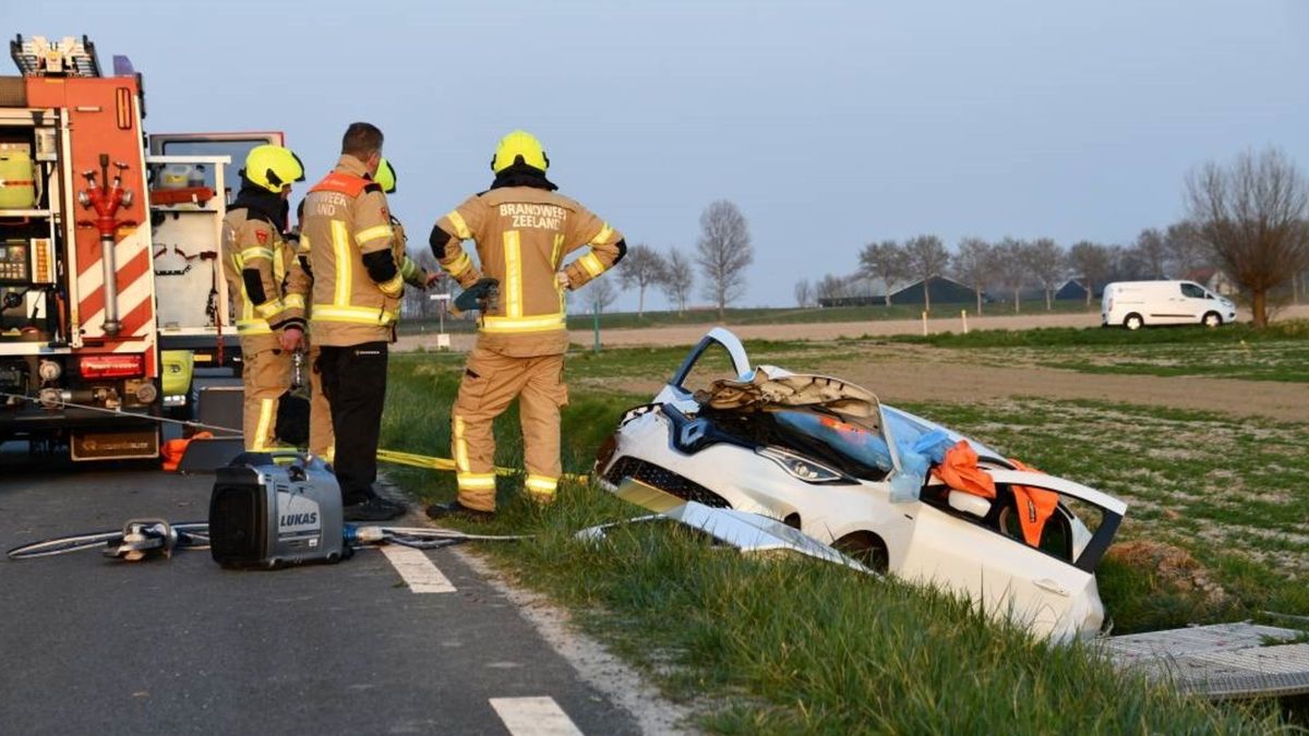 Gewonde na ongeluk bij Stavenisse, auto in de sloot