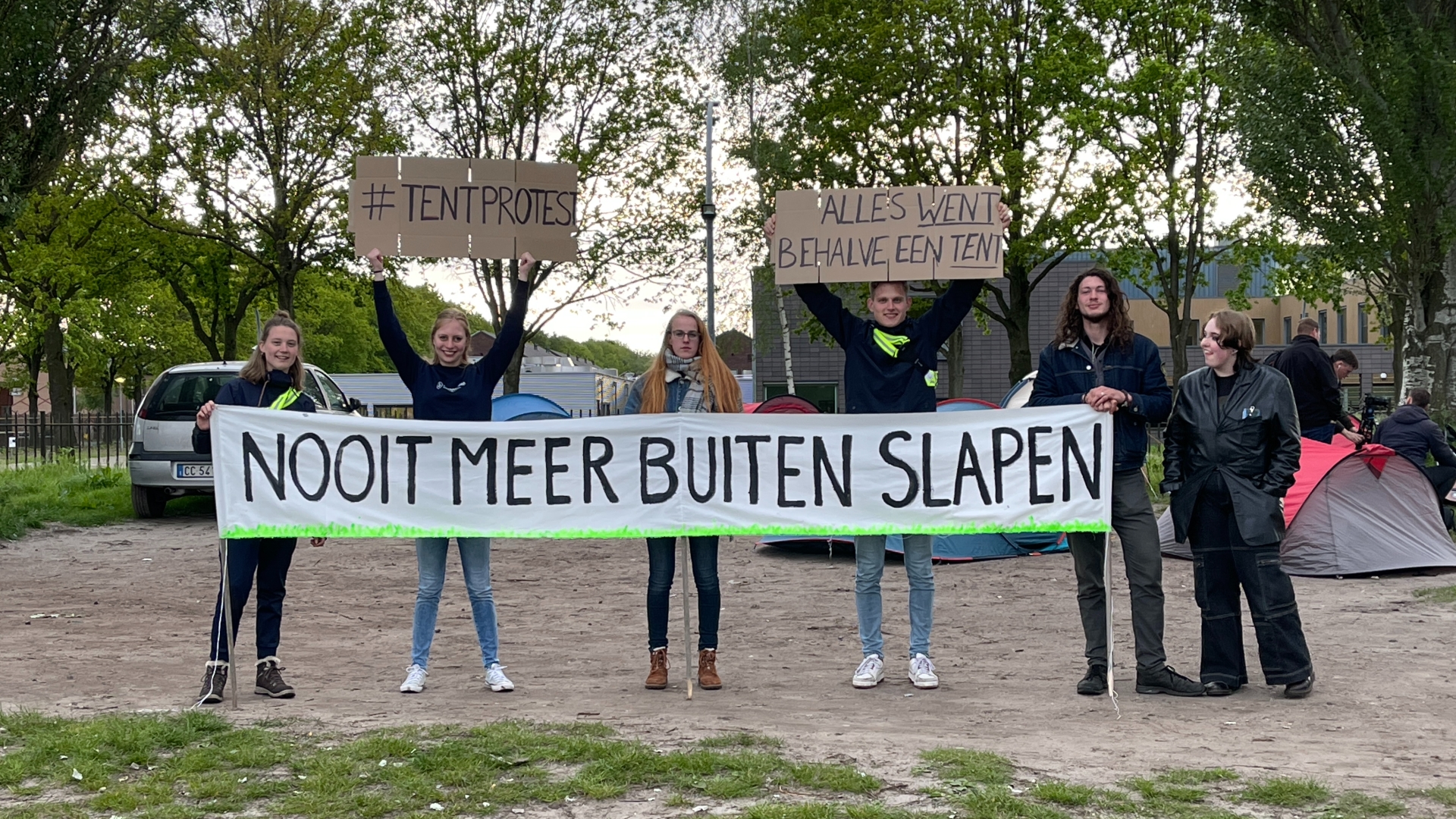 'Nooit meer buiten slapen', staat op een van de spandoeken