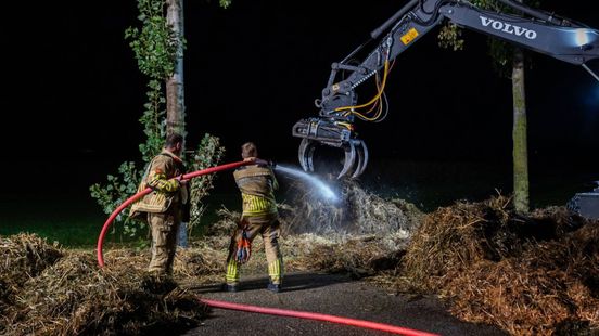 Meerdere brandende hooibalen op verschillende plekken in Overbetuwe