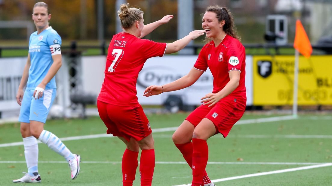 Stolze (l) en Kalma (r) vieren een treffer tegen PSV
