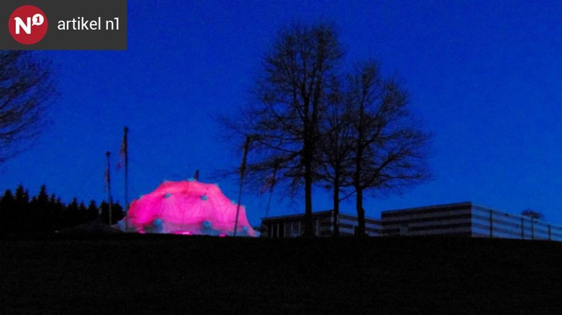 Het Bevrijdingsmuseum in Groesbeek staat stil bij 'sporten in vrijheid'. Tot zondagnacht gloeit de markante koepel van het museum in een roze kleur in het donkere landschap ter ere van de Giro d’Italia, die zaterdag ook door Groesbeek komt.