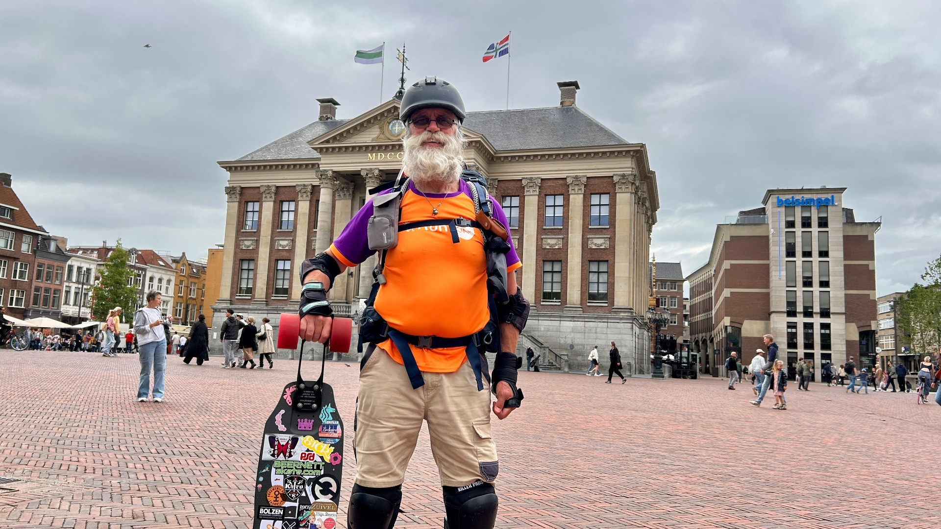 Arthur Dijkstra met z'n longboard op de Grote Markt