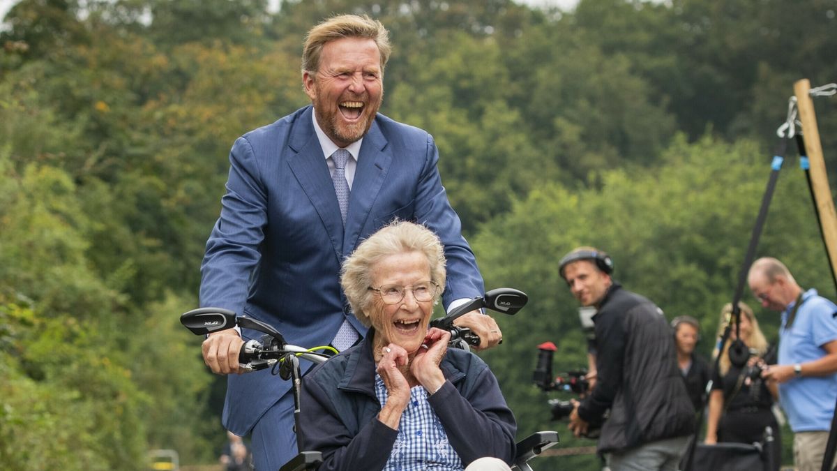 Koning in Mirns: op rolstoelfiets, aan het boogschieten en onder de indruk van Friese klompen
