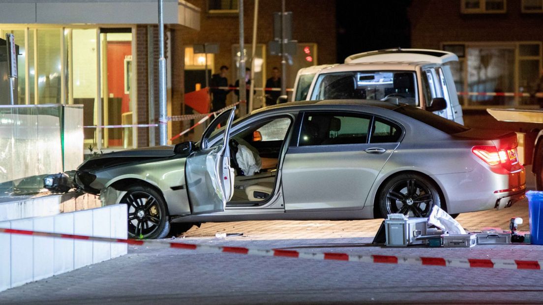 De auto botste tegen een betonnen muurtje 