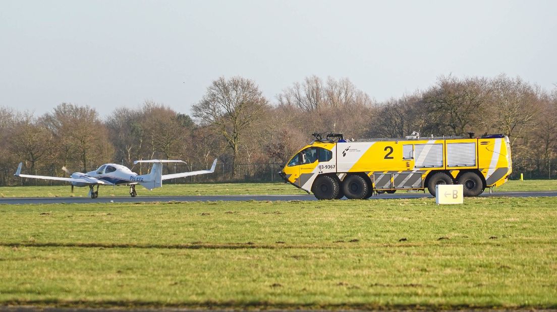 Het vliegtuigje en de 'crashtender' van de brandweer