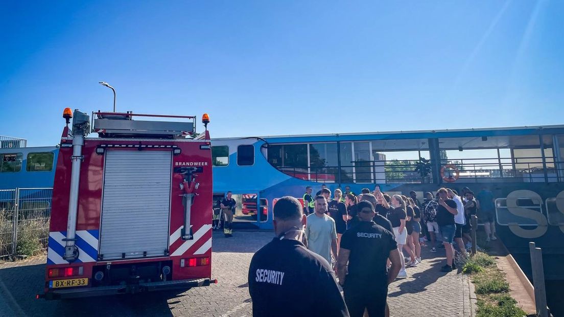 In een partyboot in Zwolle is aan het eind van de middag brand uitgebroken.