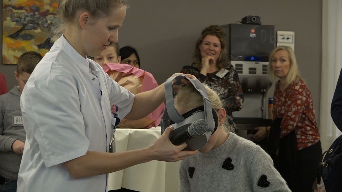 Zieke kinderen in ziekenhuis St Jansdal in Harderwijk kunnen vanaf vandaag als patiënt virtueel buitenspelen. Het ziekenhuis neemt zes zogenoemde virtual reality-brillen in gebruik, de PlaygroundVR. Als kinderen deze opzetten kunnen ze met behulp van een controller spelen en bewegen in een virtuele speeltuin.
