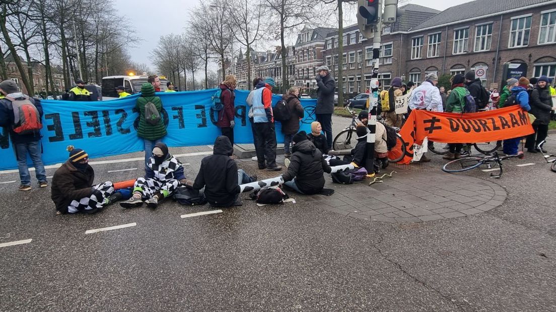 Actievoerders bezetten nu de Oranjesingel in het centrum van Nijmegen.
