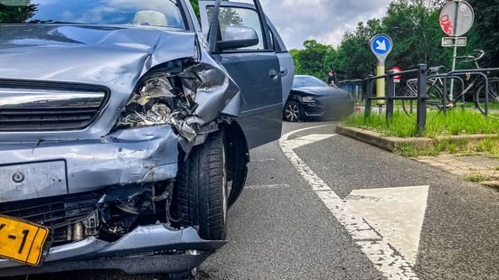 Flinke schade bij aanrijding op Enschedesestraat in Hengelo. Flinke schade bij aanrijding op Enschedesestraat in Hengelo.