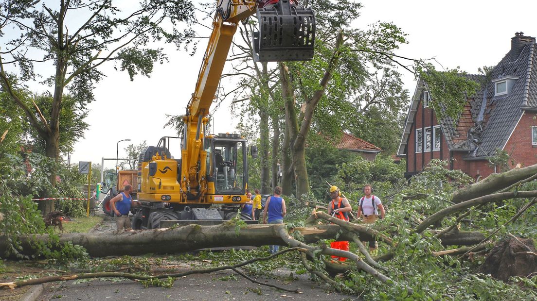 Overal in het dorp zijn bomen omgewaaid