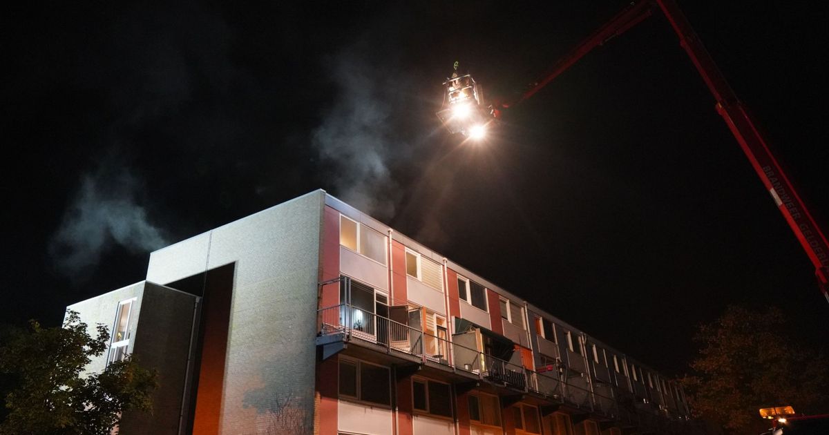 Twee mensen per hoogwerker uit flat gered