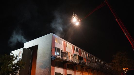 Twee mensen per hoogwerker uit flat gered