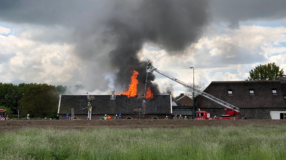 Vlammen uit het dak bij Vroeg.