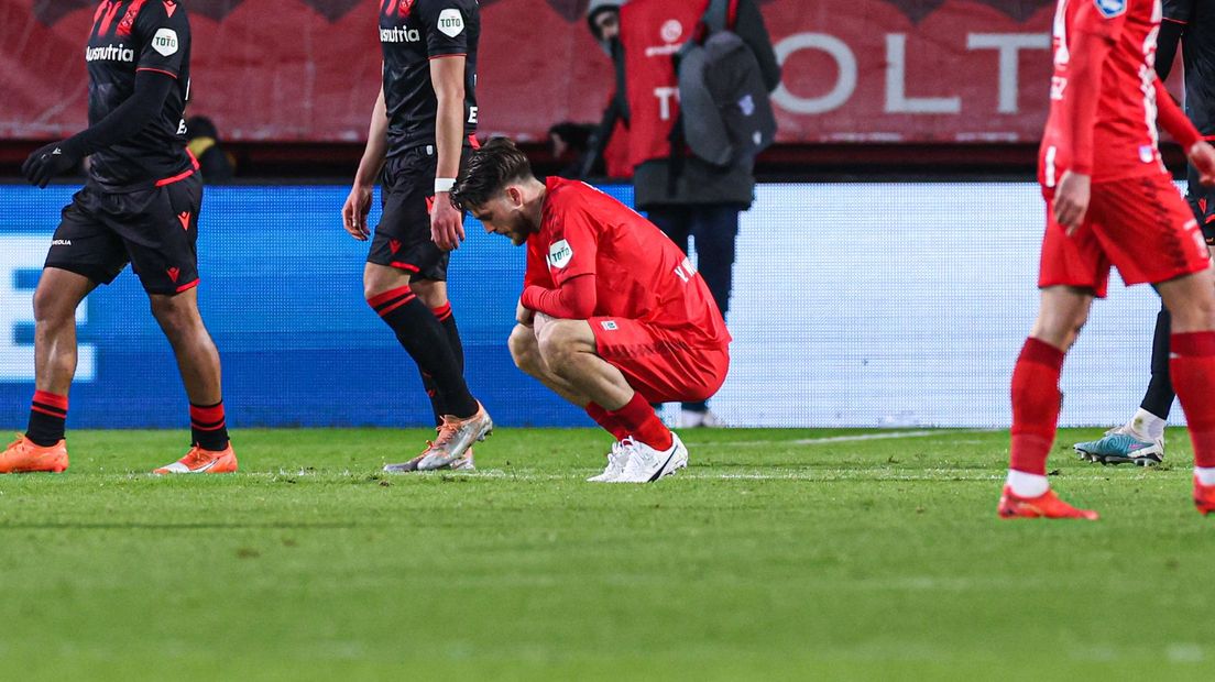 Balende spelers zaterdag bij FC Twente na het gelijkspel tegen Heerenveen