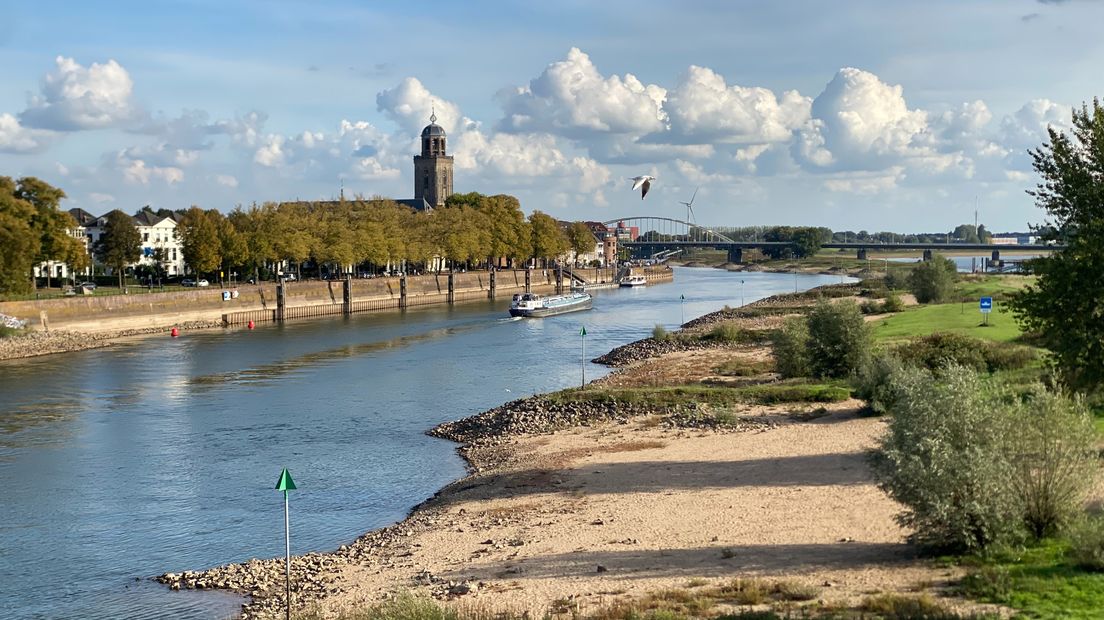 Laag water in de IJssel bij Deventer