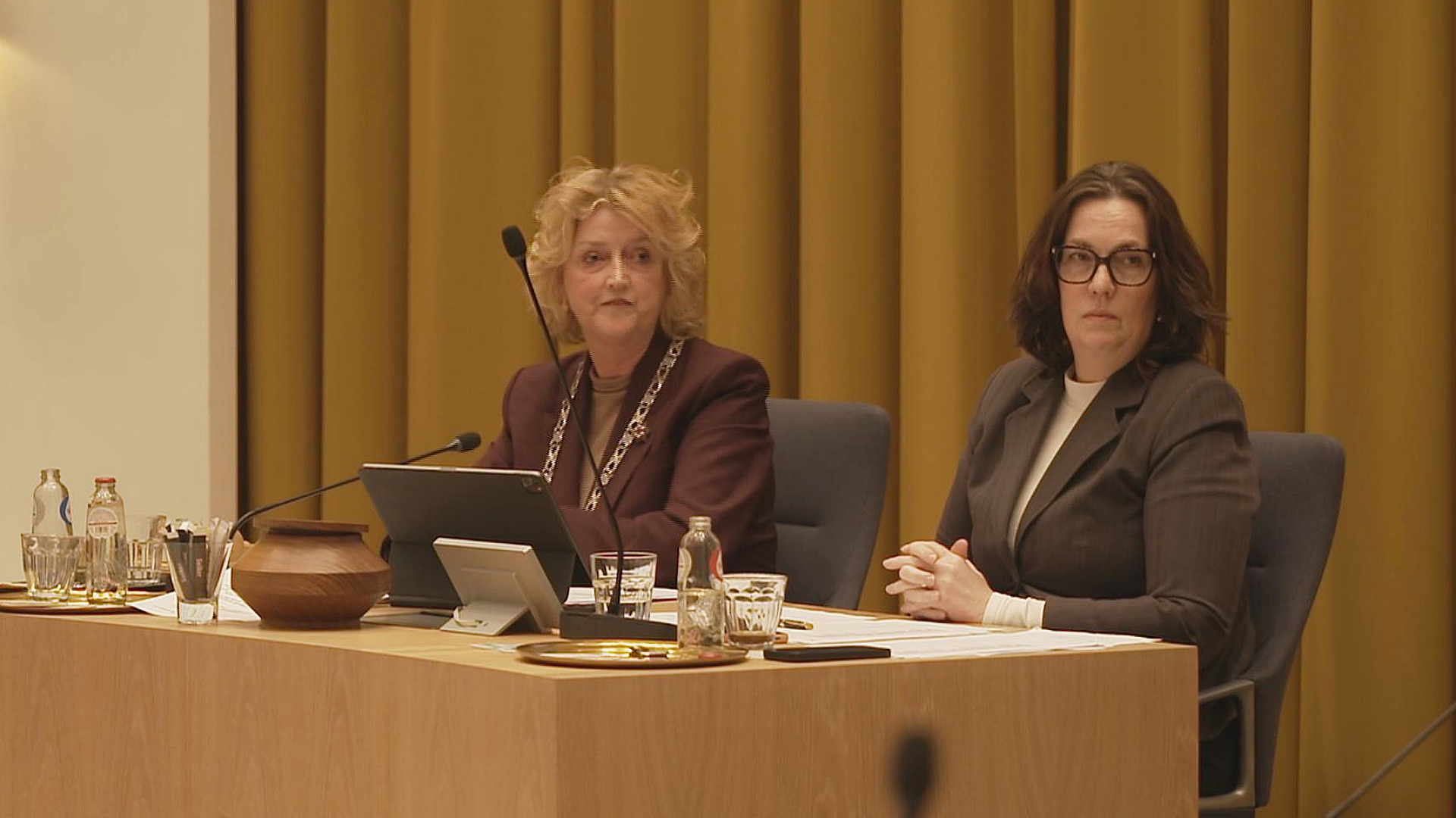 Burgemeester Melissant en de griffie tijdens de raadsvergadering.