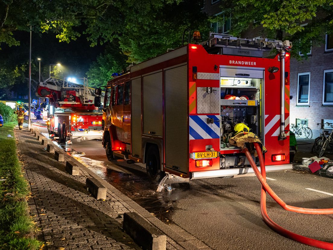 Er werd een hoogwerker ingezet om de brand te blussen.