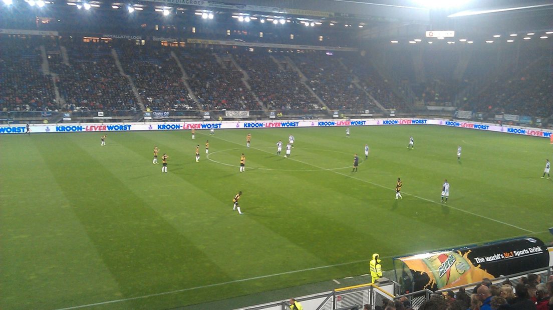 Vitesse heeft zaterdag met 2-3 gewonnen uit bij Heerenveen, na een 2-0 achterstand.Vlak voor rust profiteerde Heerenveen-spits Finnbogason fraai uit een snel genomen hoekschop.