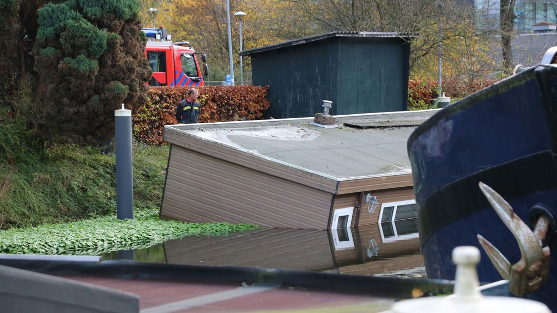 De woonboot is grotendeels onder het water komen te liggen