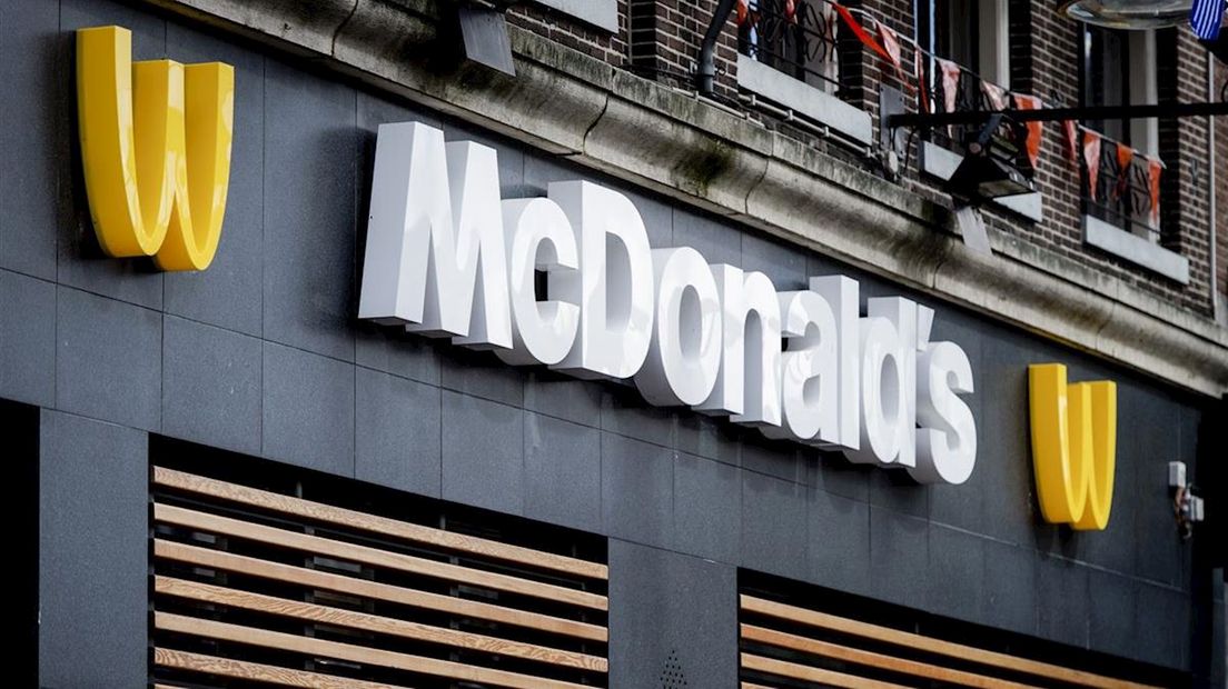 McDonalds met omgedraaid logo tijdens Koningsdag 2016
